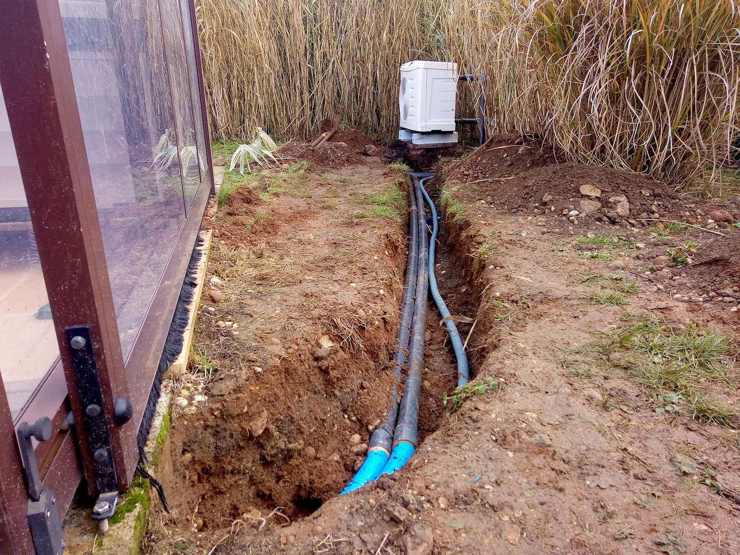 Pompe à chaleur avec liaisons souterraine