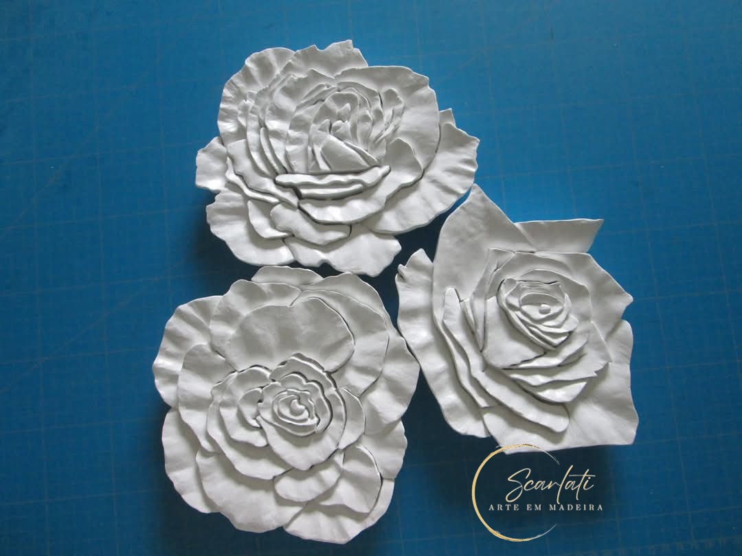 Três Rosas Escultura em Madeira de Marta Scarlati com Amor de Mãe Açores