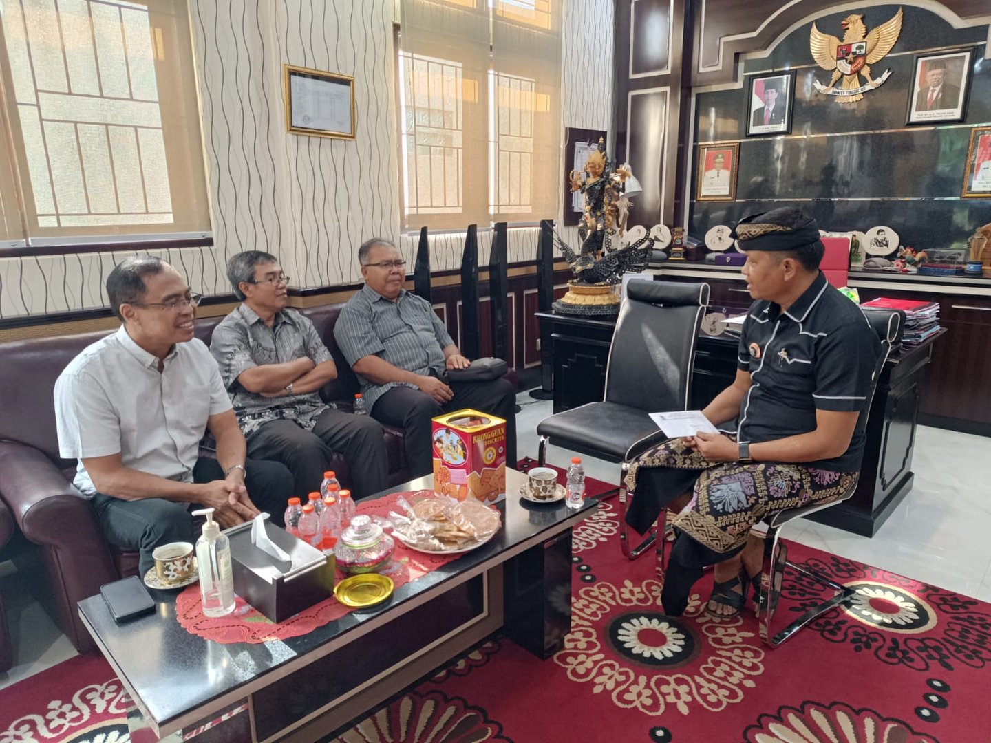 Romo paroki beserta perwakilan umat Paroki Tuka silaturahmi di kantor desa Dalung