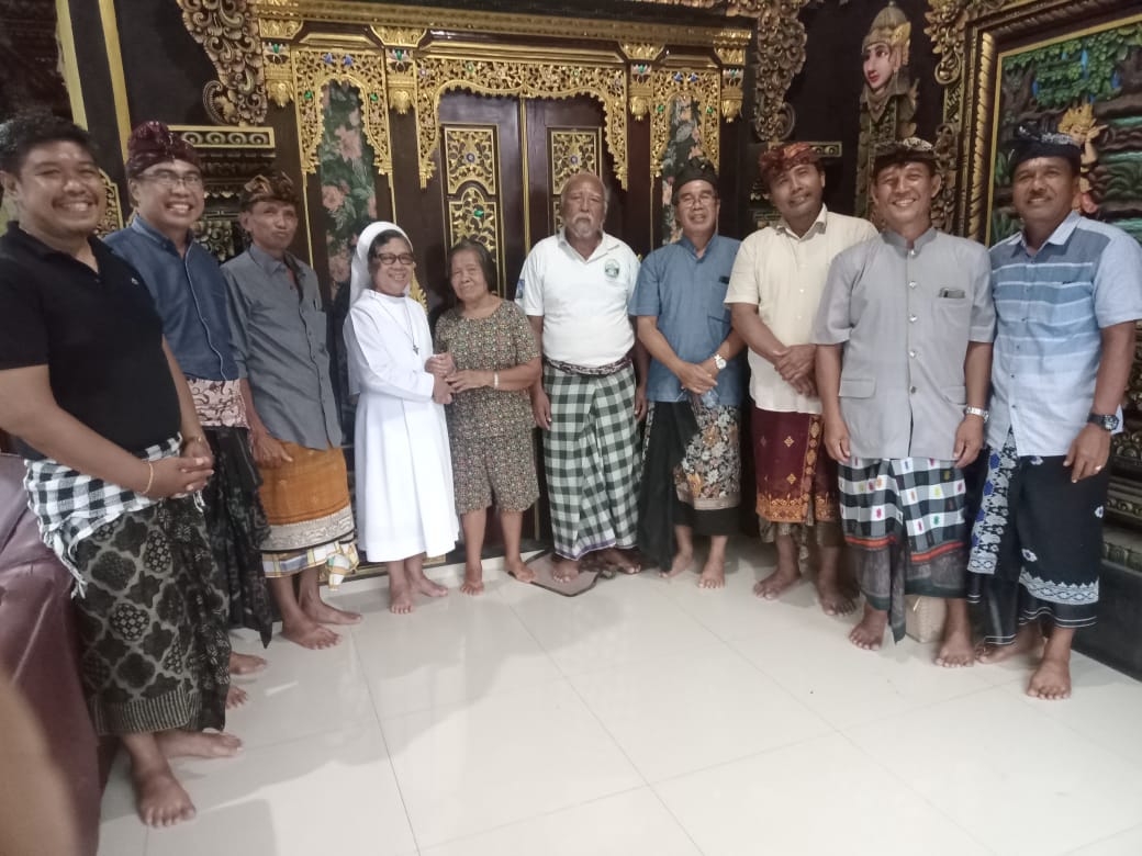 Romo paroki beserta perwakilan umat Paroki Tuka silaturahmi di rumah Gung Aji Tuka