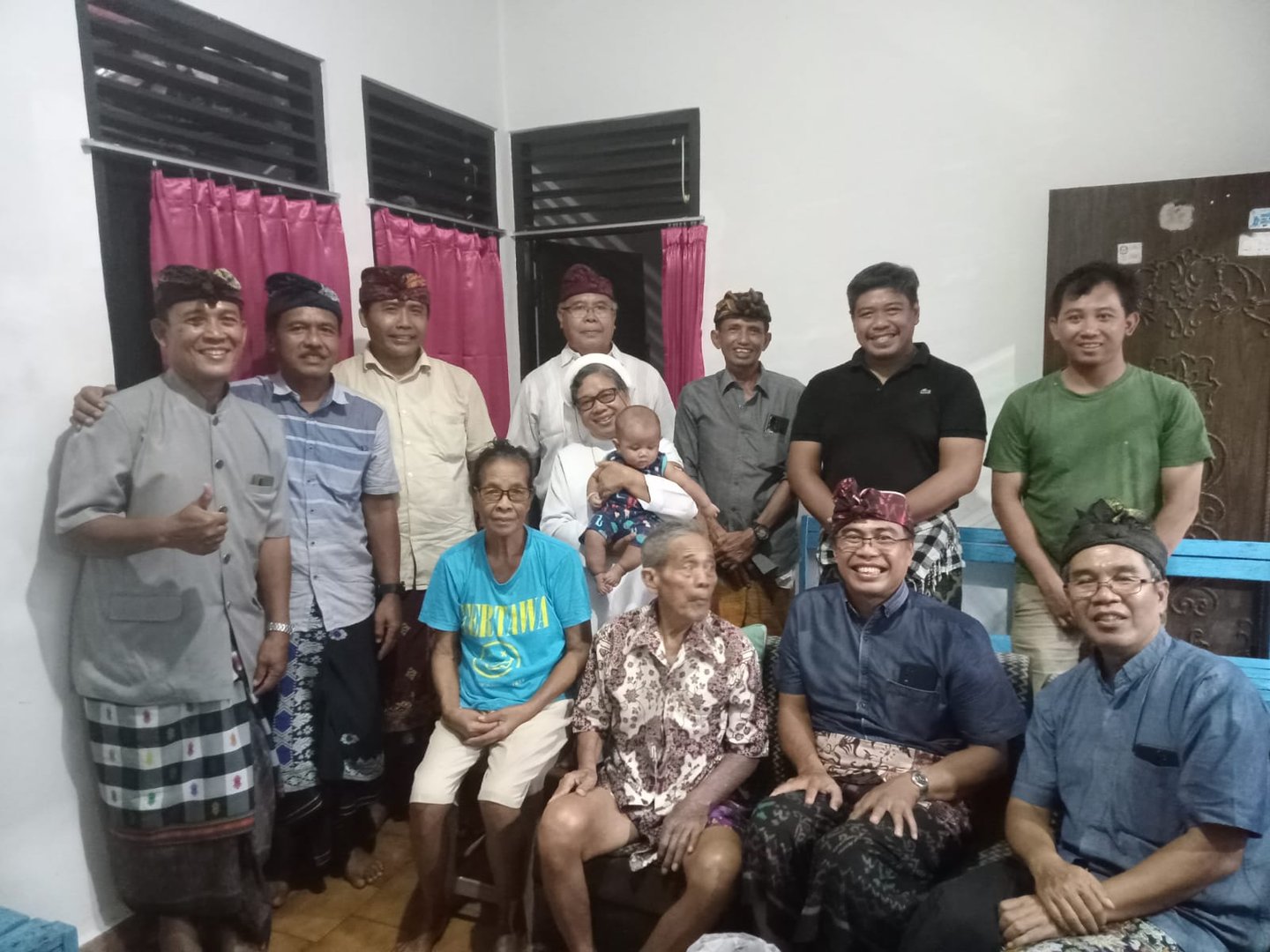 Romo paroki beserta perwakilan umat Paroki Tuka silaturahmi di rumah I Wayan Dana