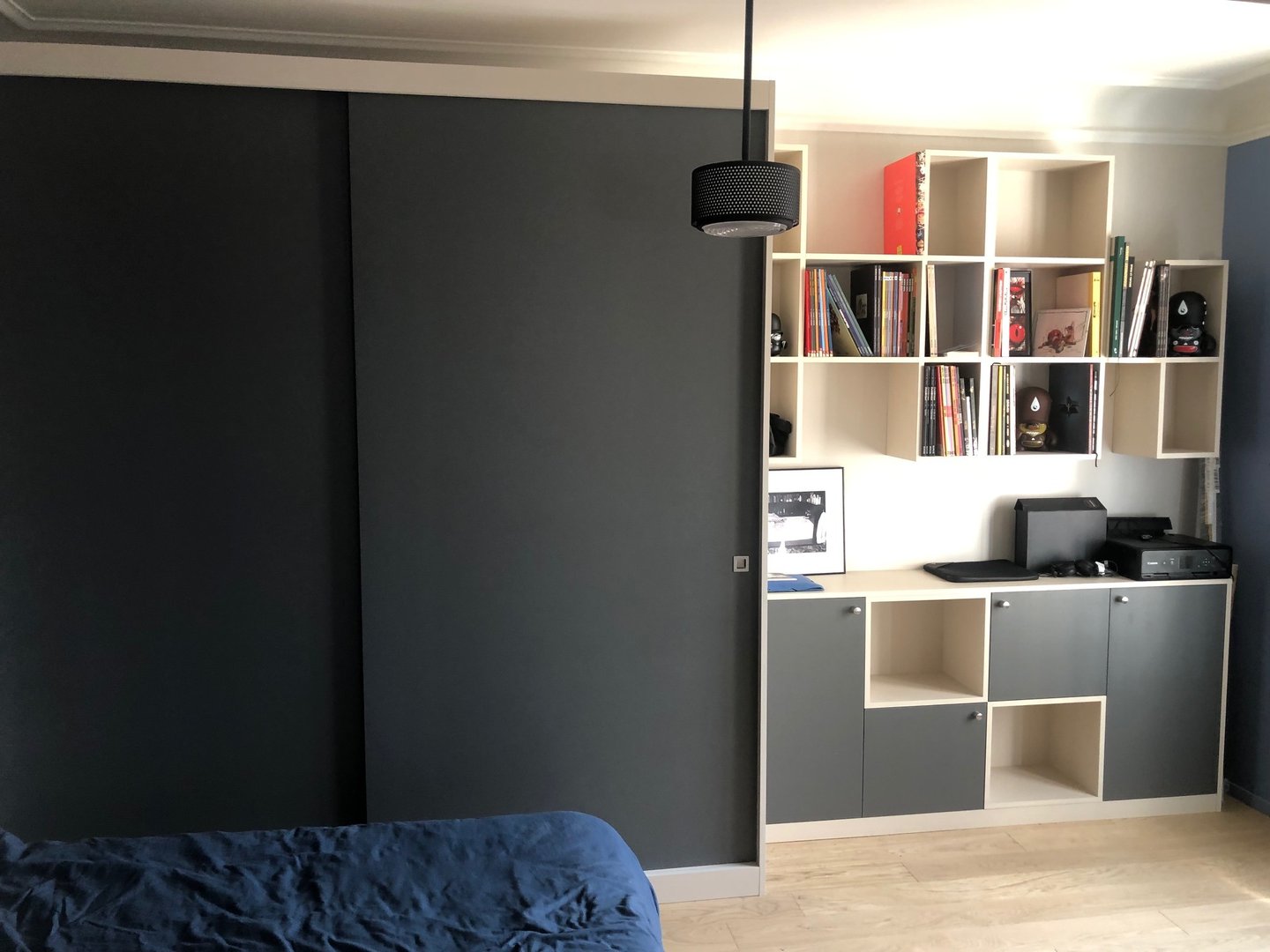 meuble dressing bureau sur mesure noir et bois clair 