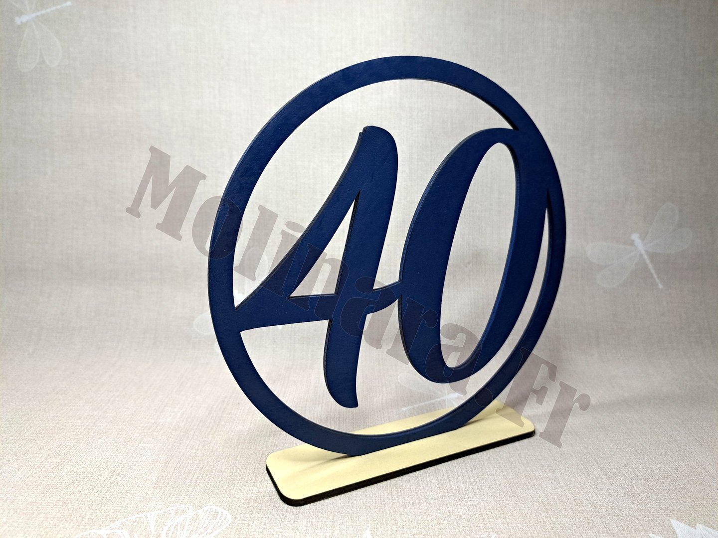 Décoration en bois posé sur une table chiffre 40