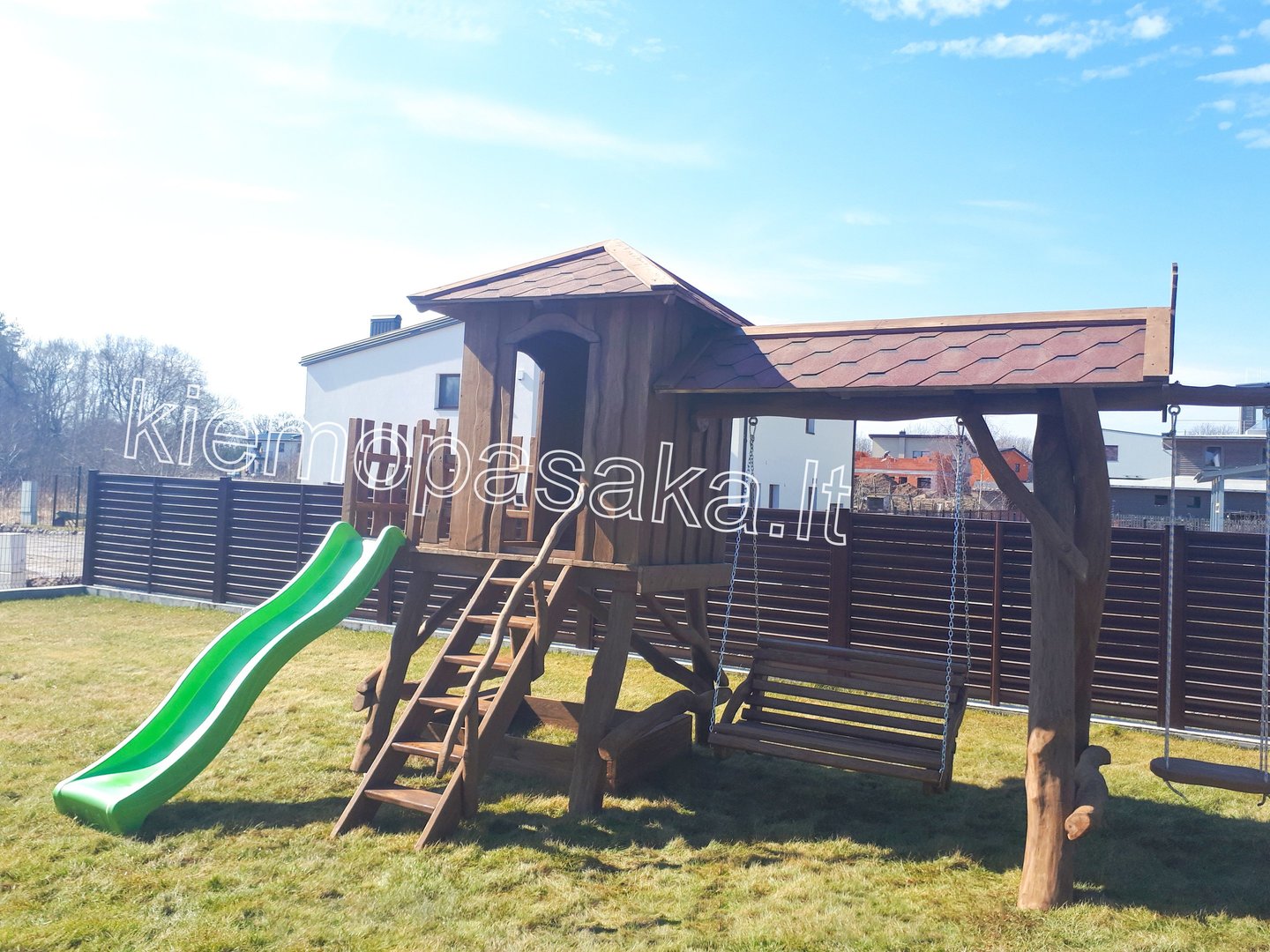 medinė supynė su nameliu