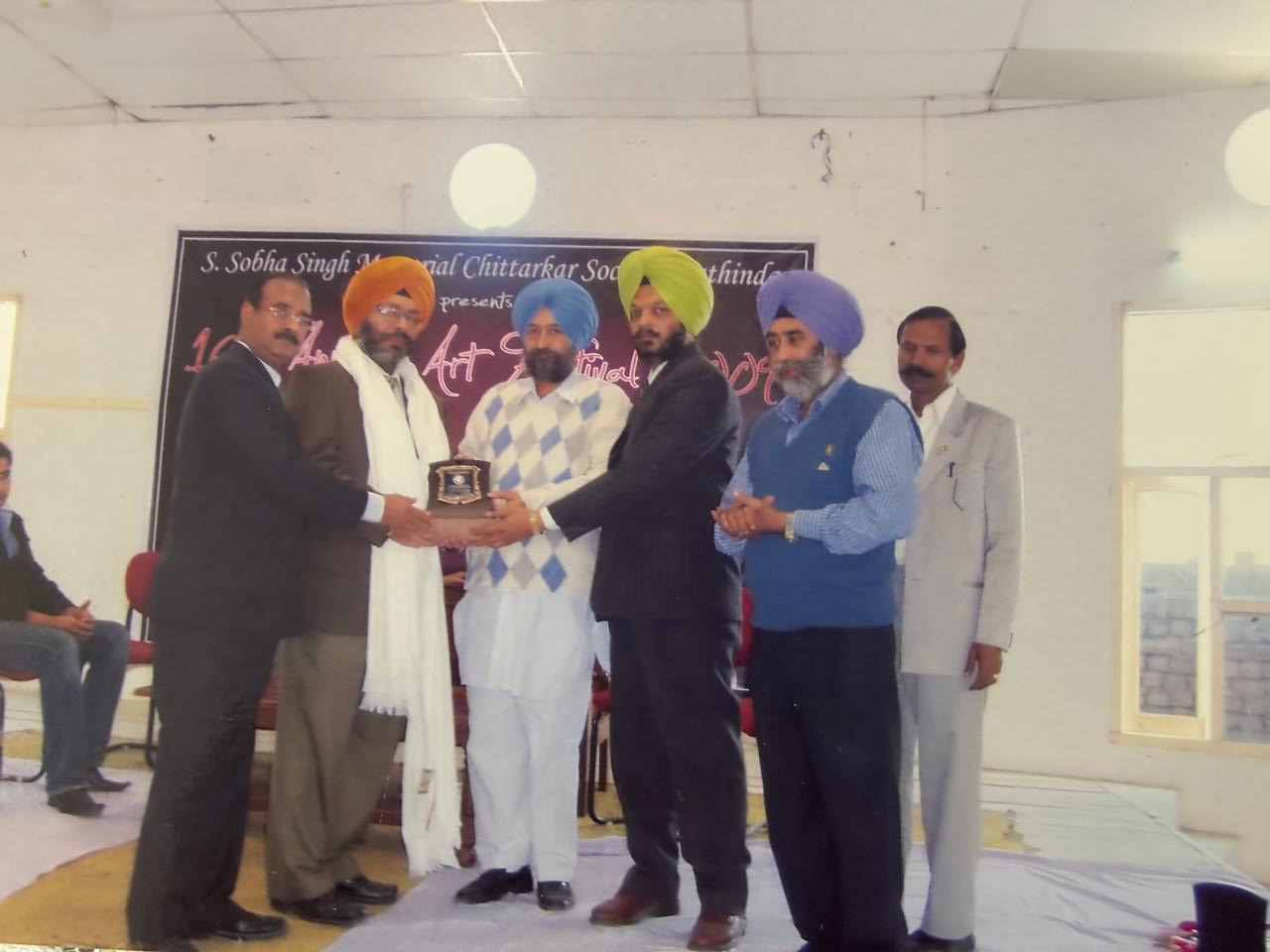 best artist gurvinderpal singh receiving award
