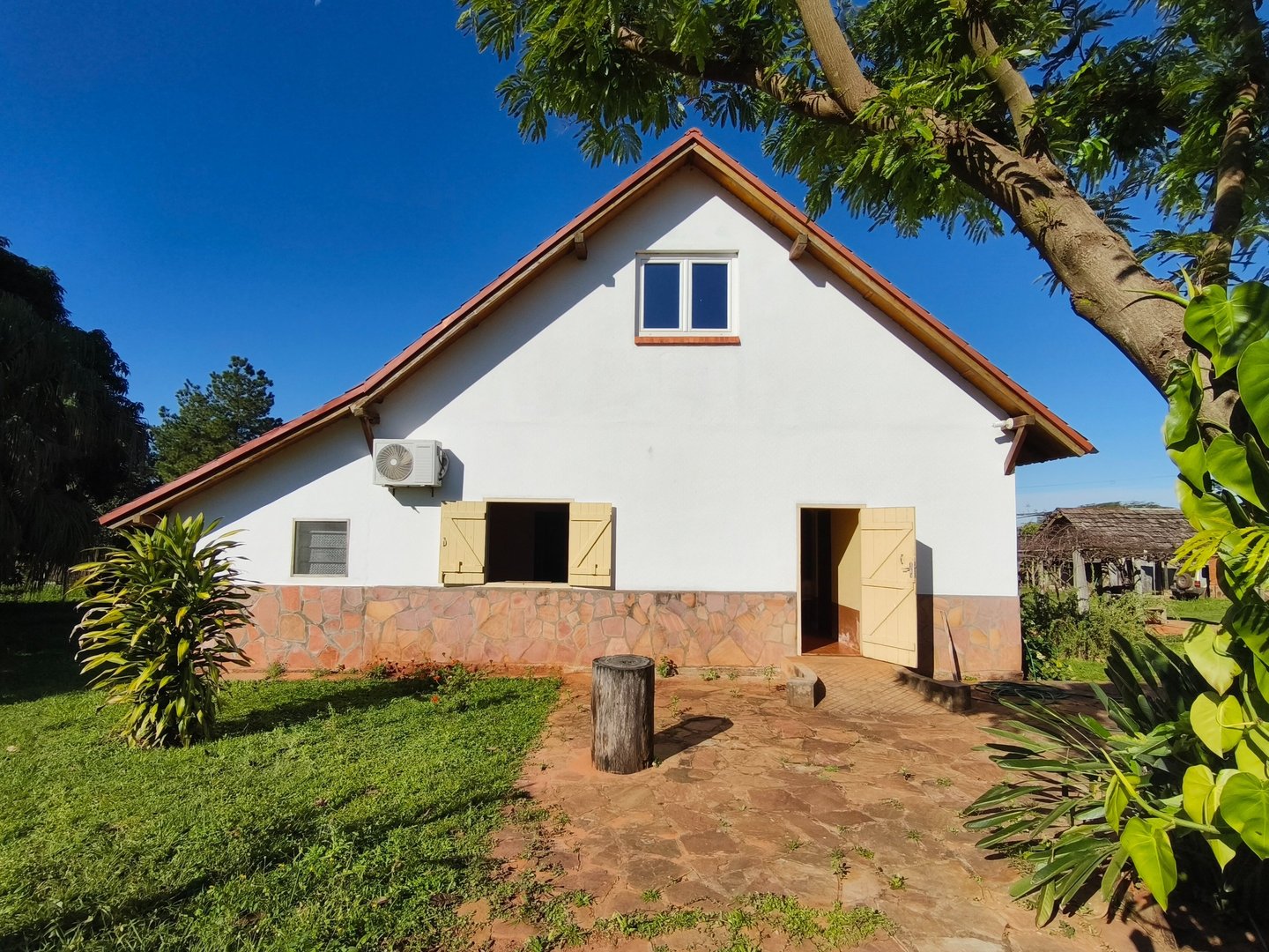 Zur Vermietung: Möbliertes Fachwerkhaus mit Wintergarten in zentraler, ruhiger Lage in Independencia