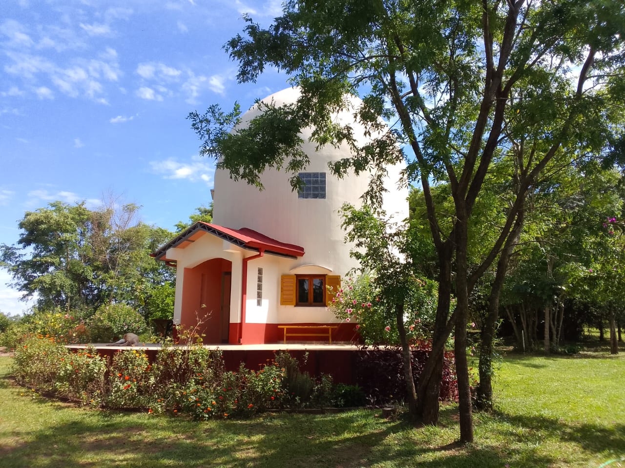 Kuppelhaus mit 1 Hektar Grundstück zum Kauf in Troche, Paraguay