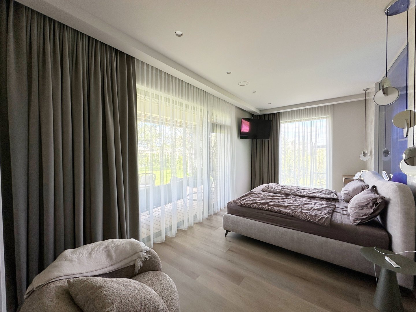 pilnai tamsinančios naktinės užuolaidos