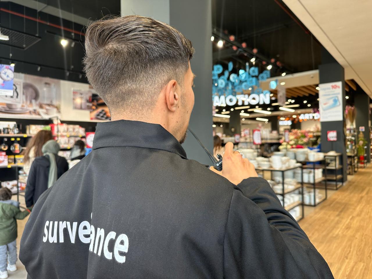 Agent de sécurité Celya Inter Pro en poste devant Alpha55 à Rabat, Maroc