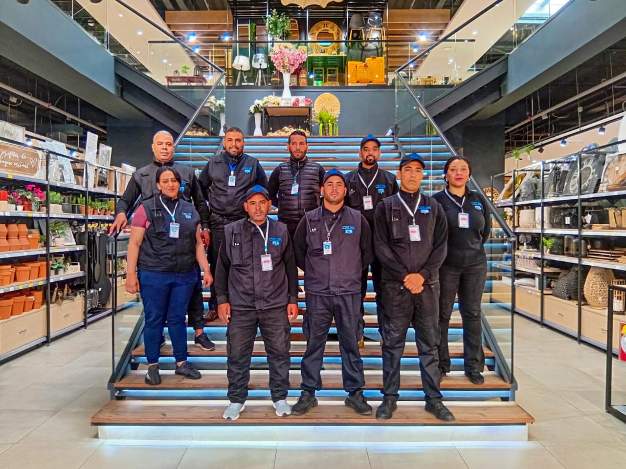 Agents de sécurité en uniforme surveillant un magasin dans un centre commercial à Casablanca