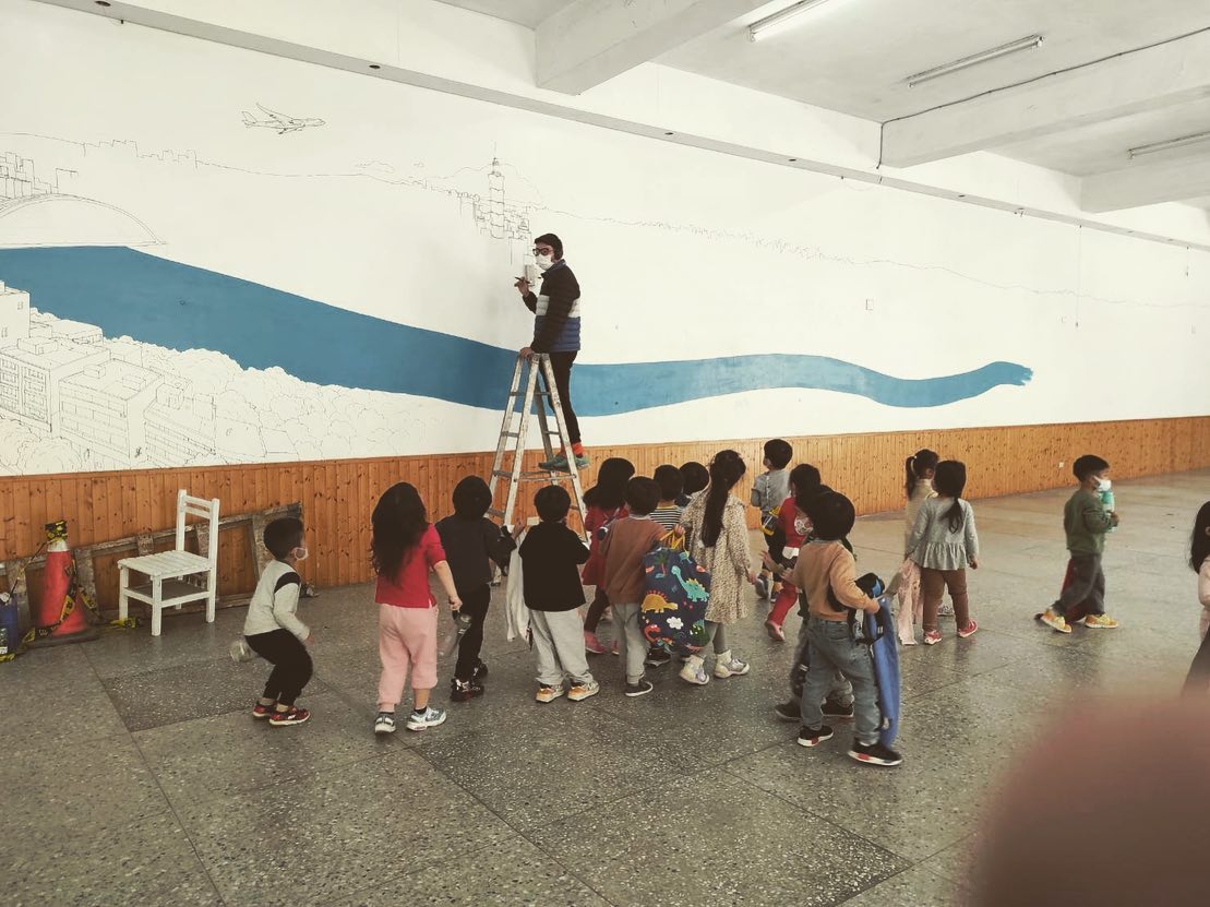 artist Evgeny Bondarenko sketching in the taiwan school