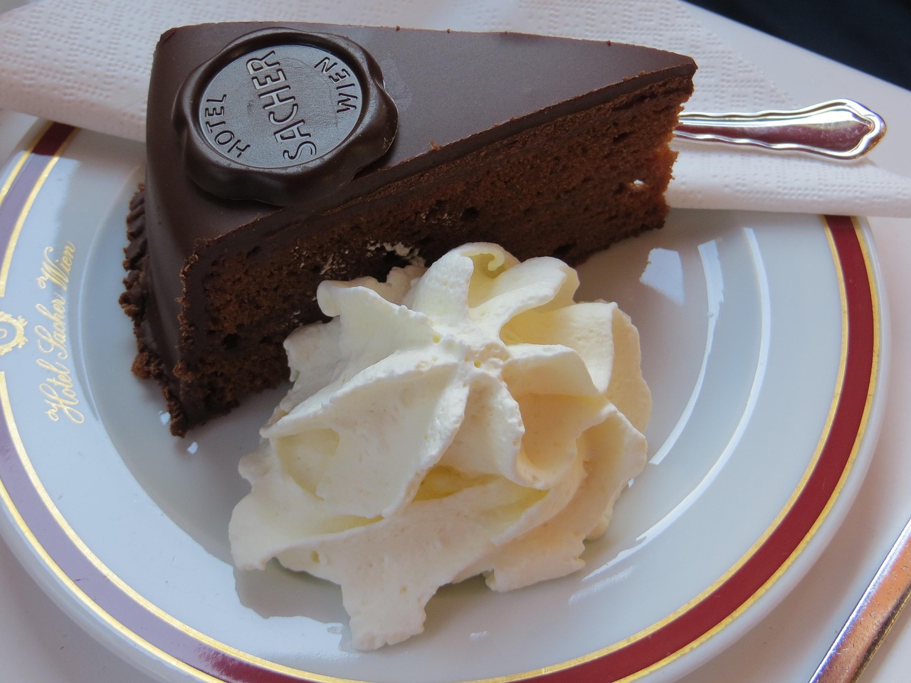 Una porción de la tarta Sacher original servida en el Hotel Sacher de Viena