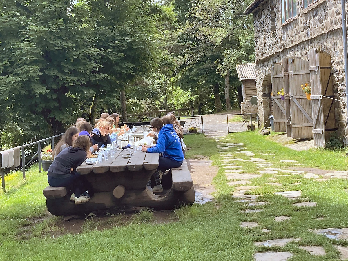 Jeunes stagiaires équestres lors d'un repas convivial