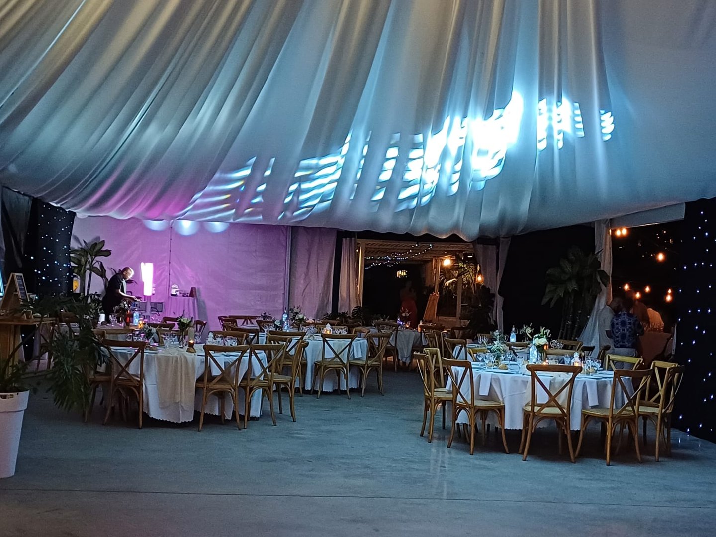 Salle de mariage décoré avec table chaise et plafond en tissue