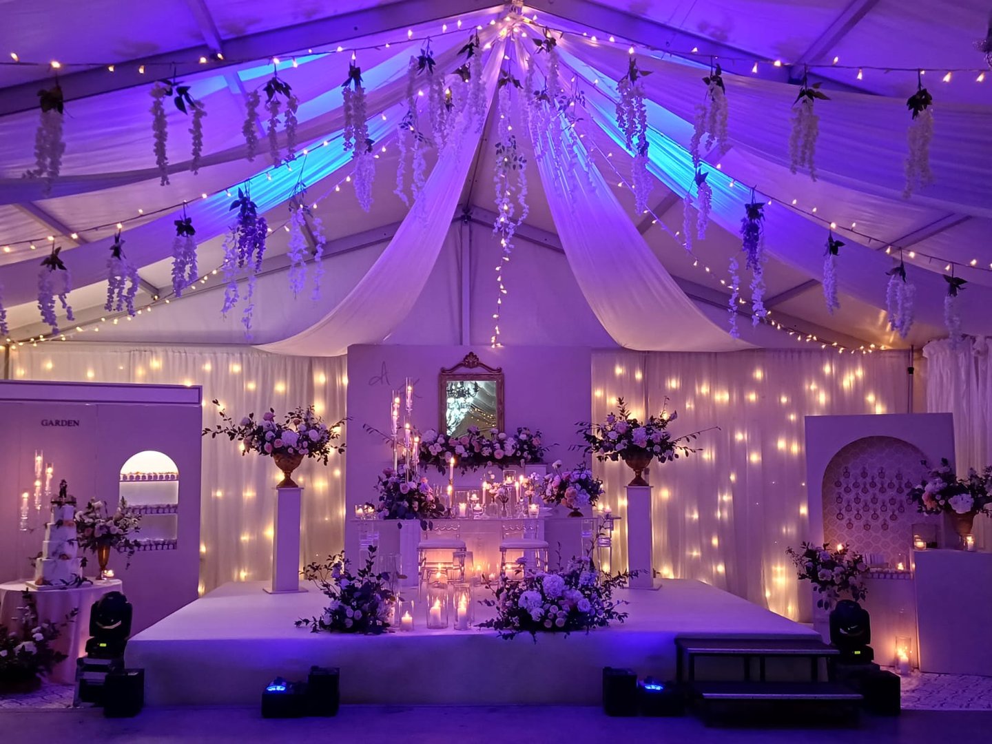 décoration de mariage lumières fleurs et plafonnier