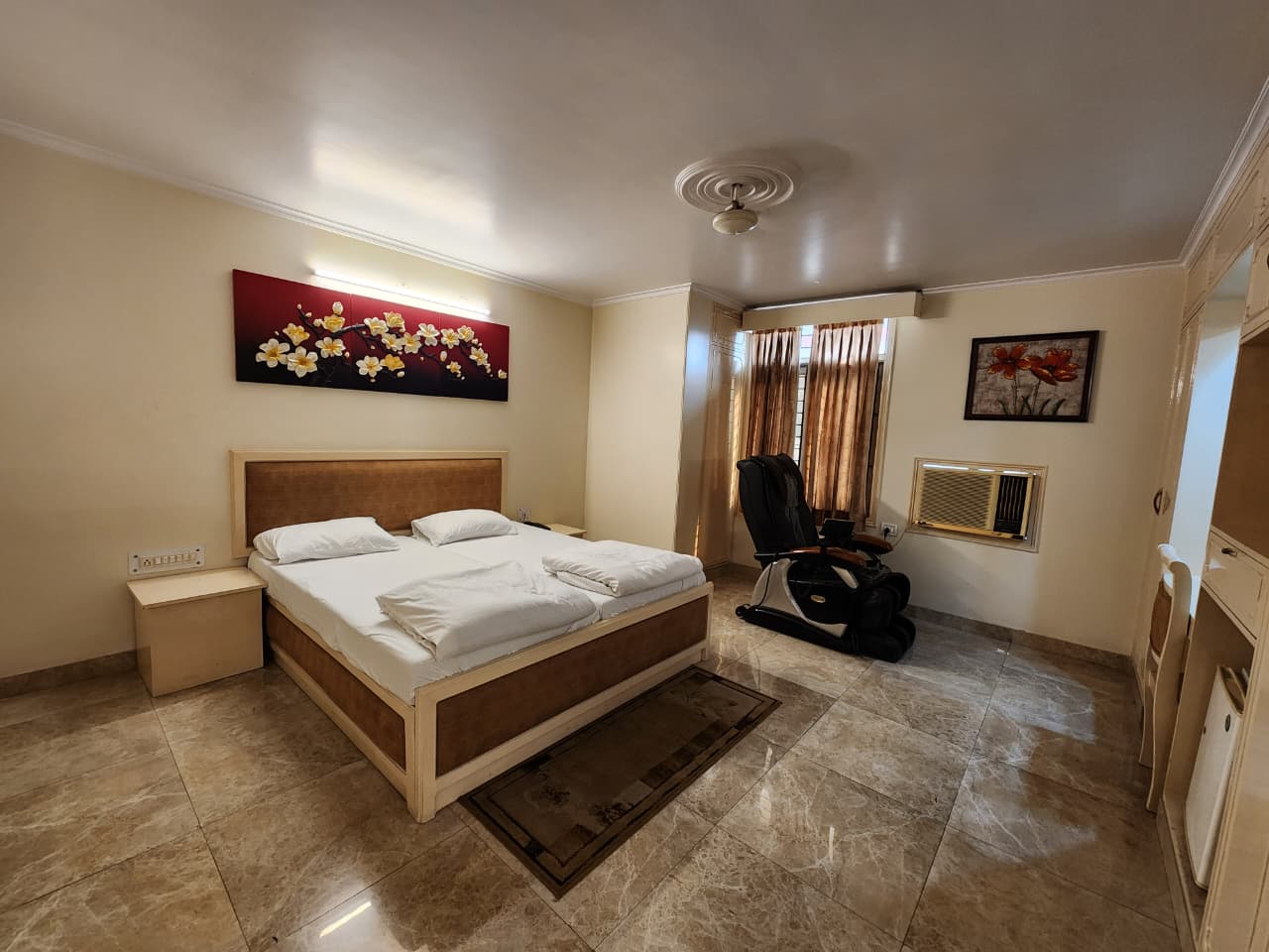 hotel room near meerut railway station
