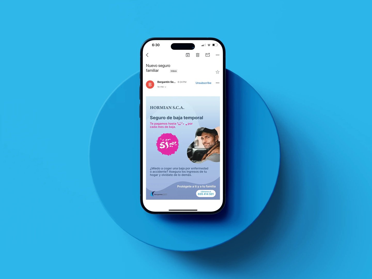 Un teléfono móvil sobre un soporte azul