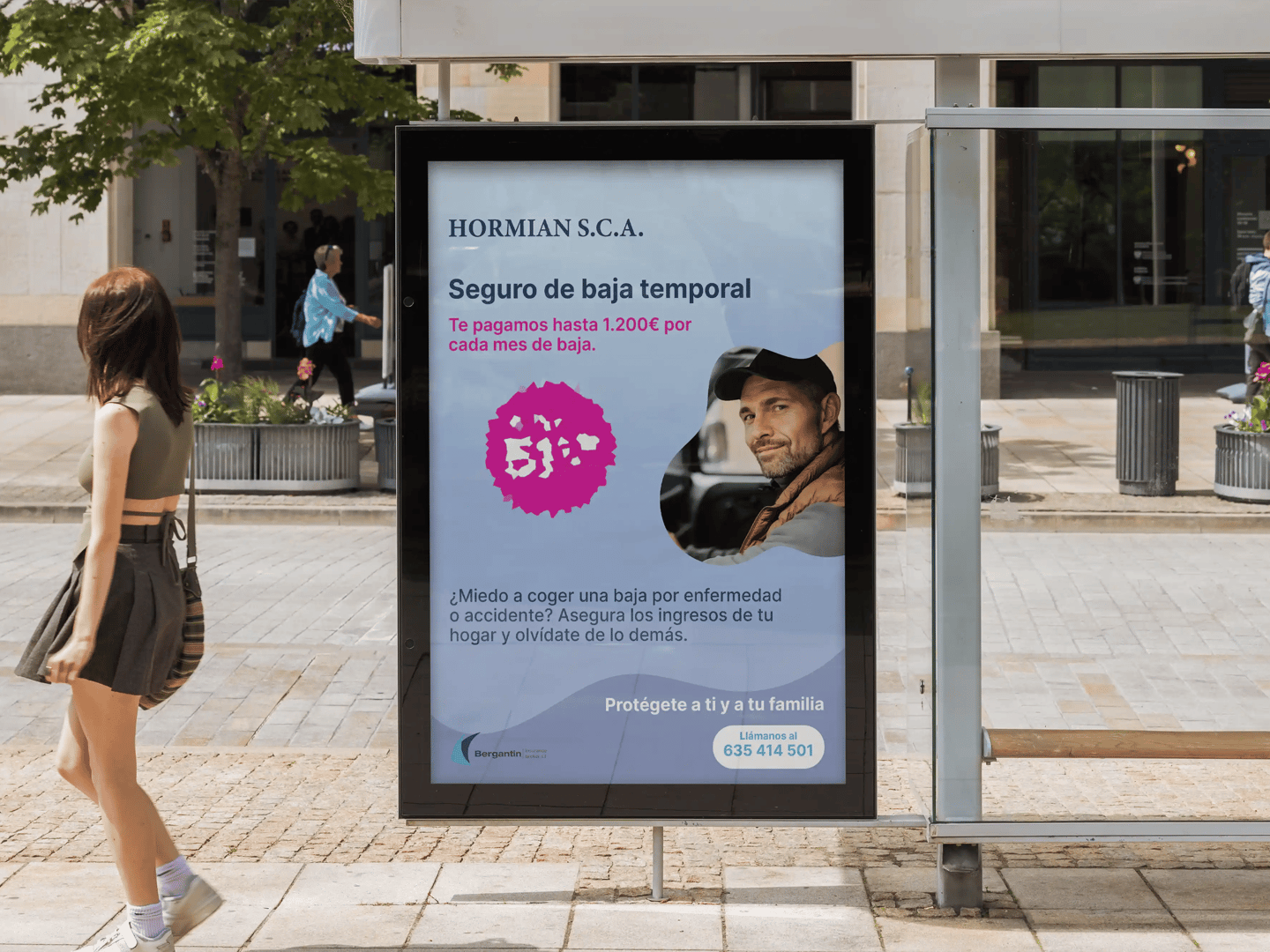 Mupi publicitario en la calle con el cartel de Bergantin Insurance