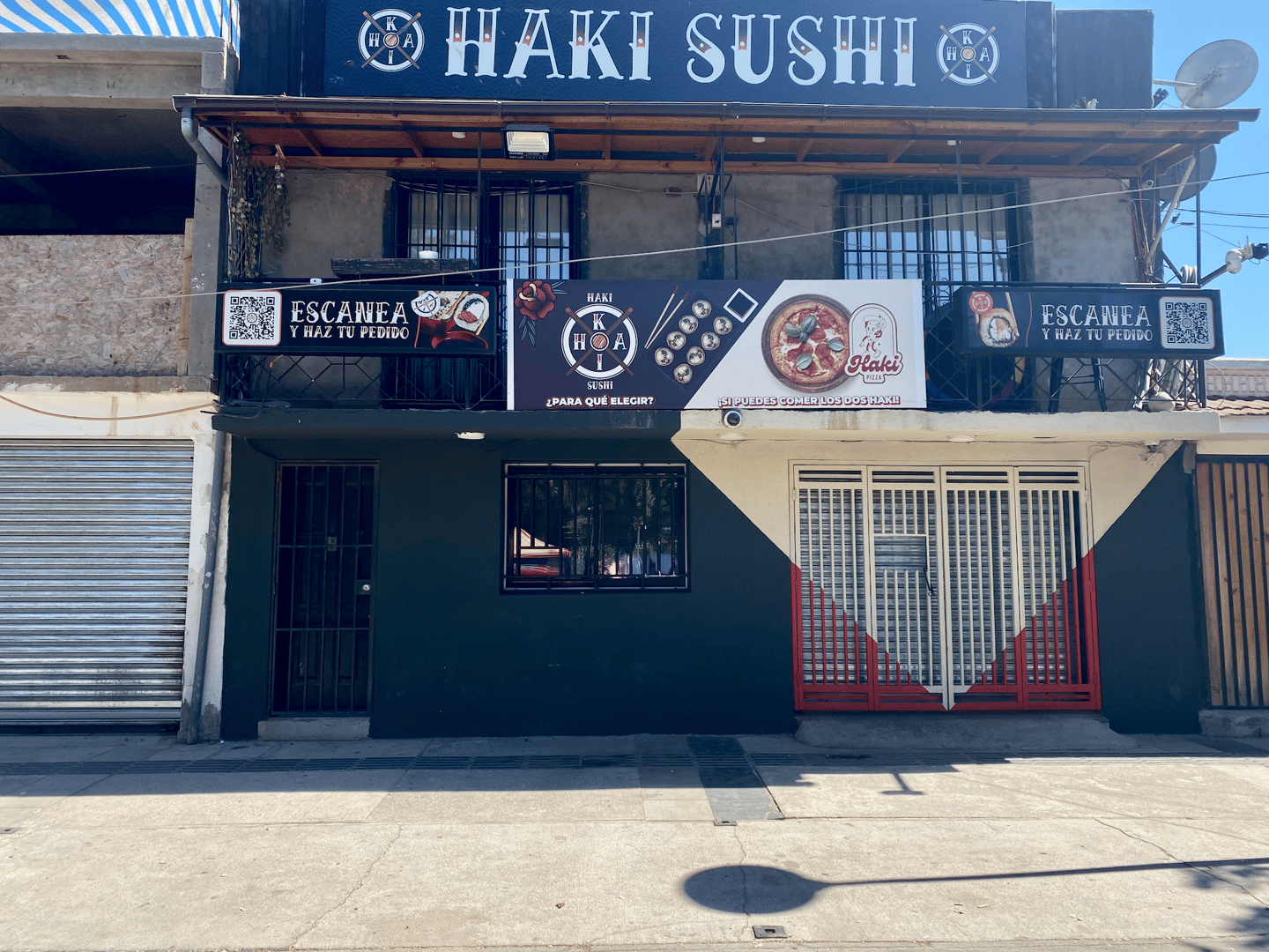 Fachada intervenida y diseño de cartelería para Haki Sushi Santiago por Atípico Studio.