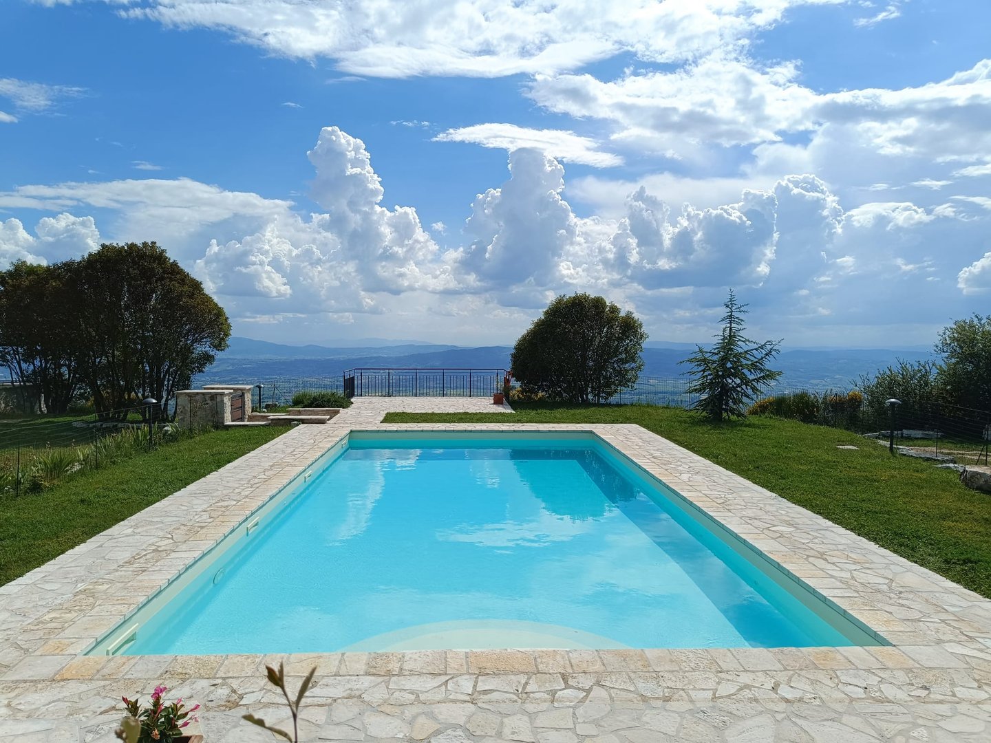 destination wedding villa with pool in Umbria