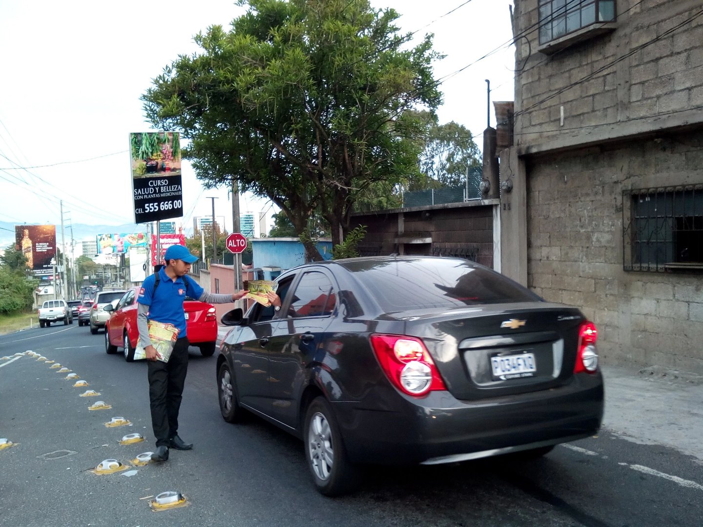 volanteo en guatemala, volanteo vehicular con banner man