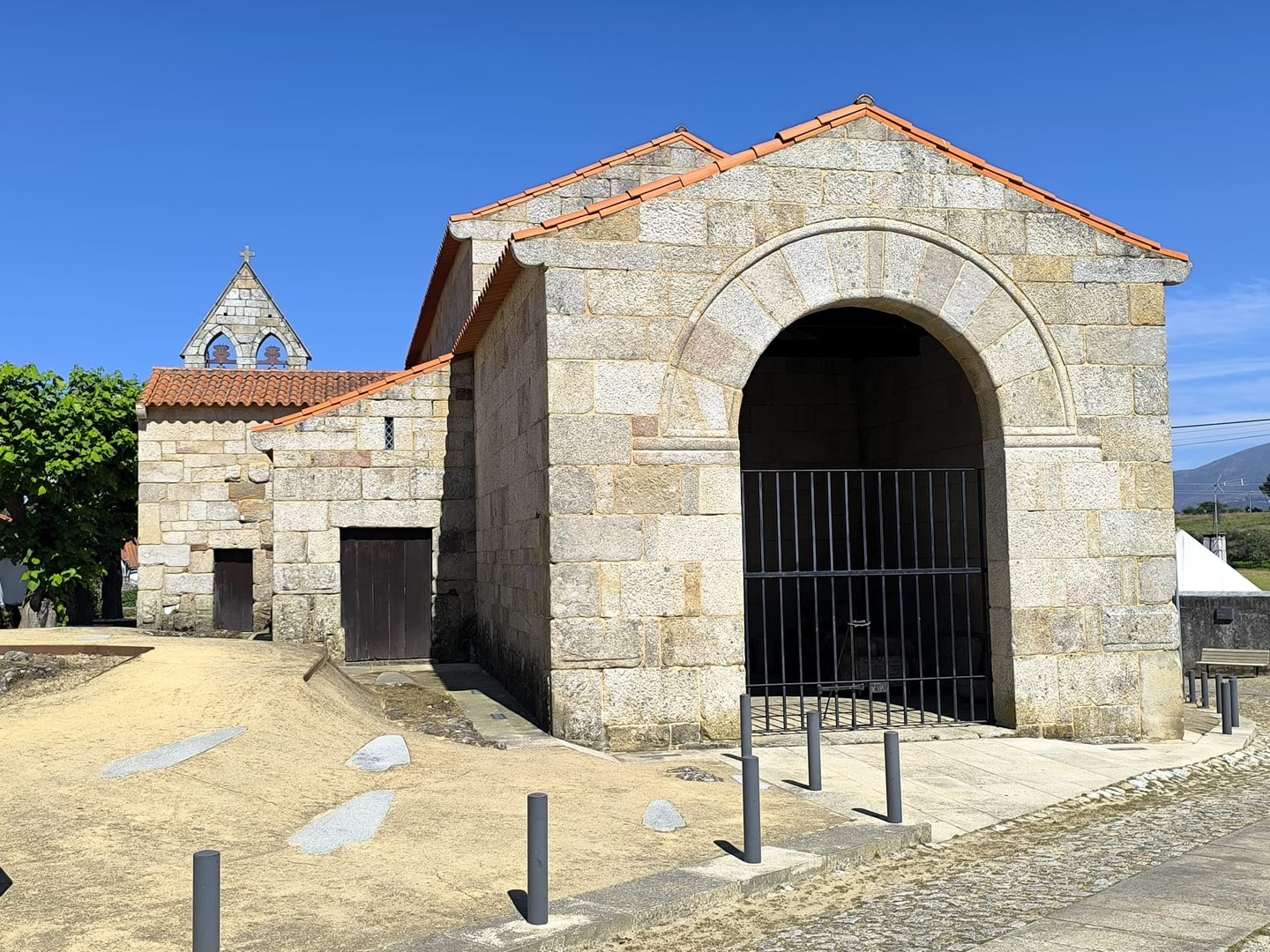 Igreja Moçarabe de Lourosa - Templo Milenar - Raiz Tours