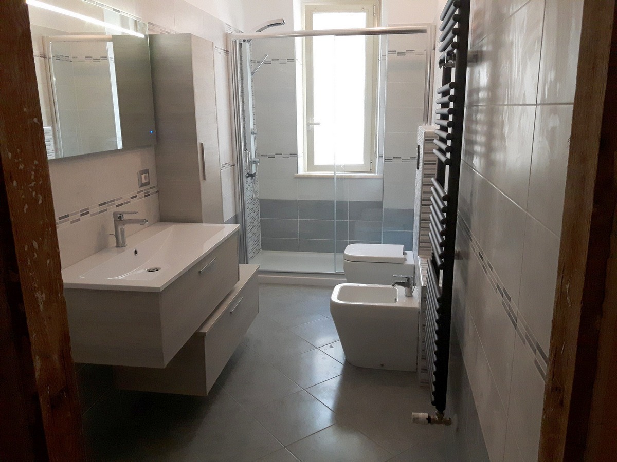 Bagno rinnovato con doccia al posto della vasca