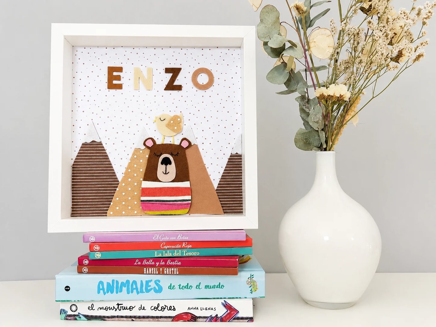 Cuadro infantil de fieltro personalizado con nombre y oso en las montañas