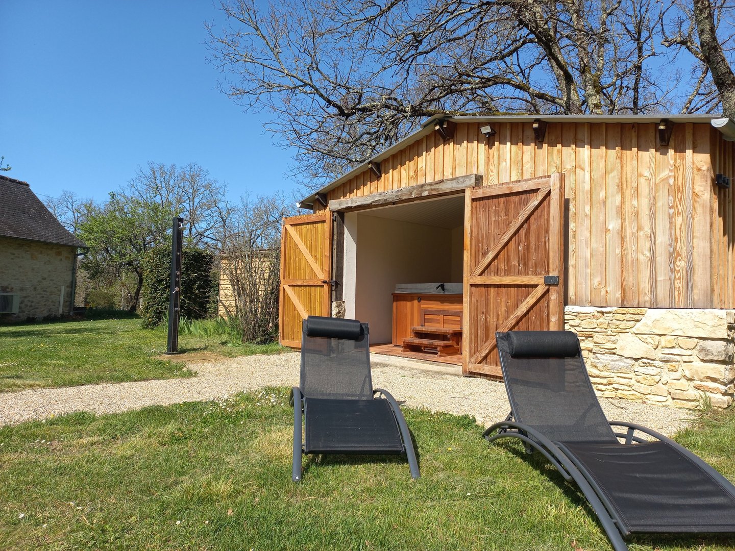 Jacuzzi de grande taille accessible toute l'année dans un havre de paix indépendant.