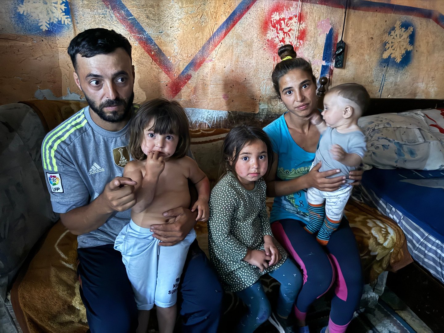 En familie på tre barn får et nytt hjem.