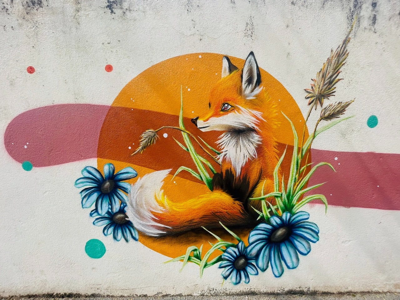 un graffiti d'un renard avec des fleurs