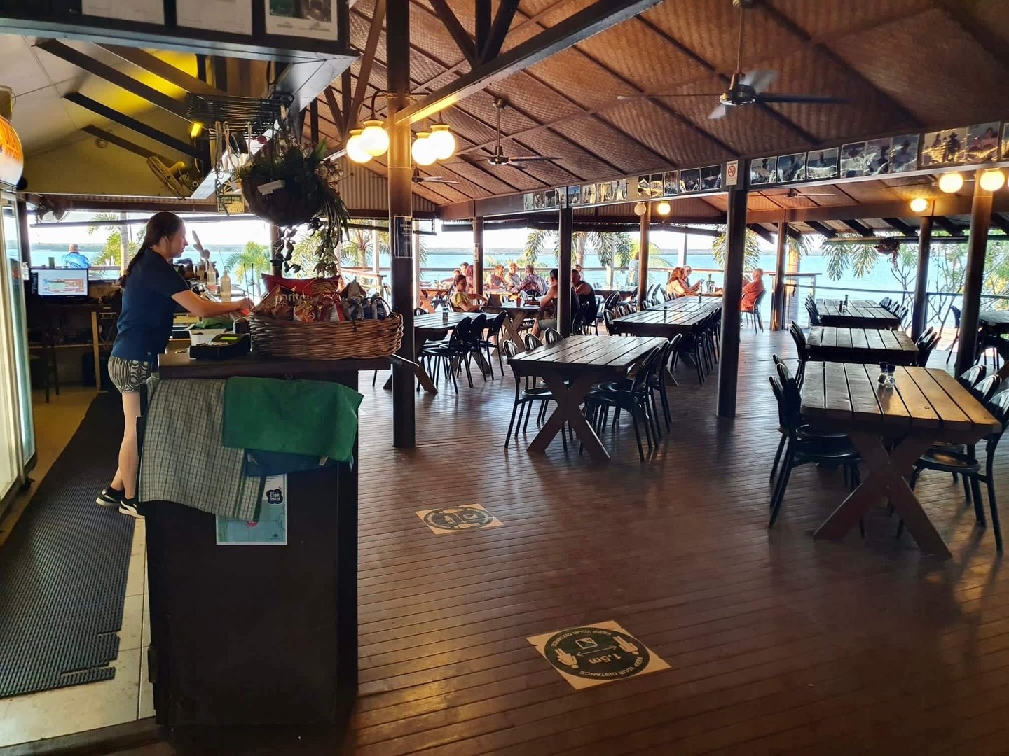 Trabajando en la recepción y bar de un resort en Australia