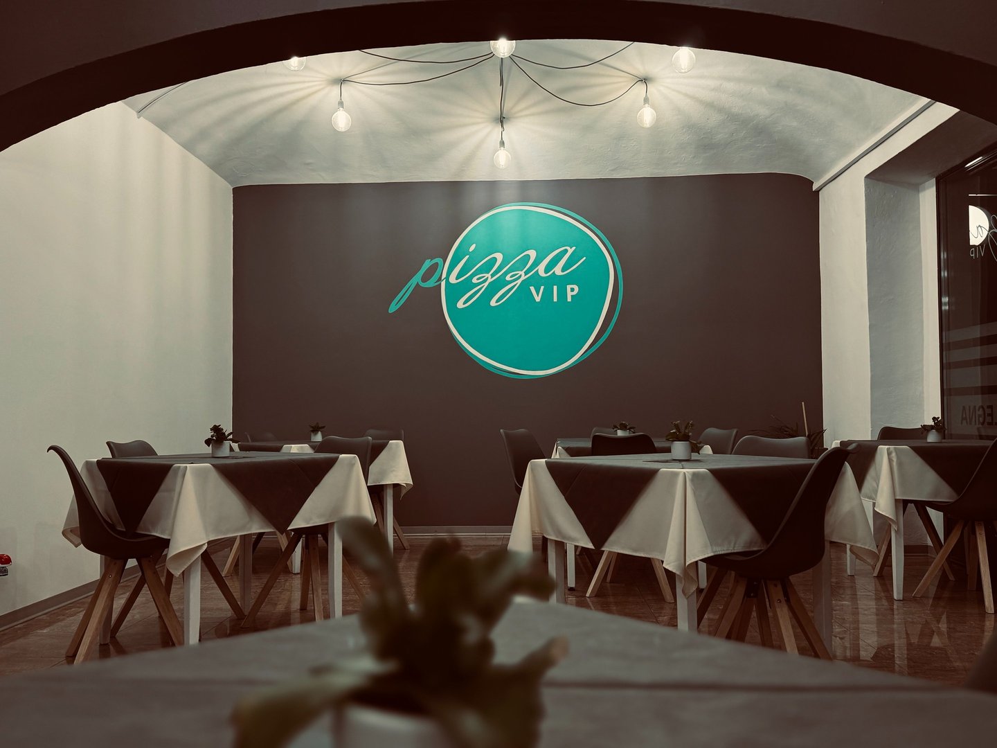 l'interno di una pizzeria italiana.