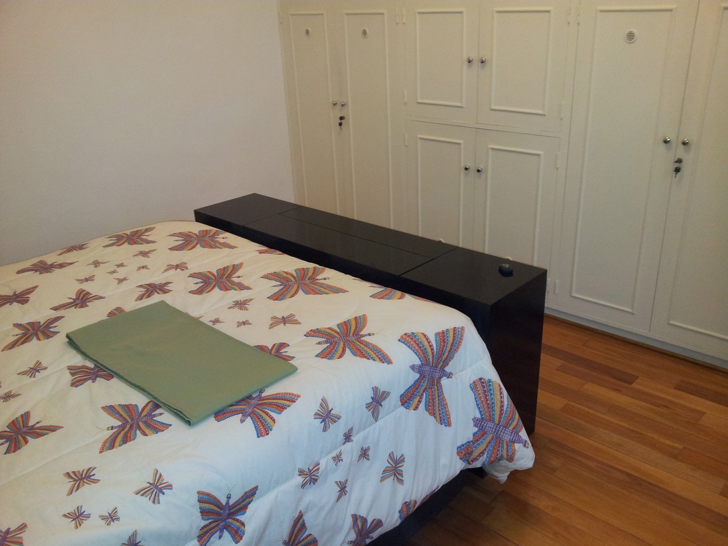 Mueble a medida con sistema TV Lift oculto para optimizar espacio frente a placard