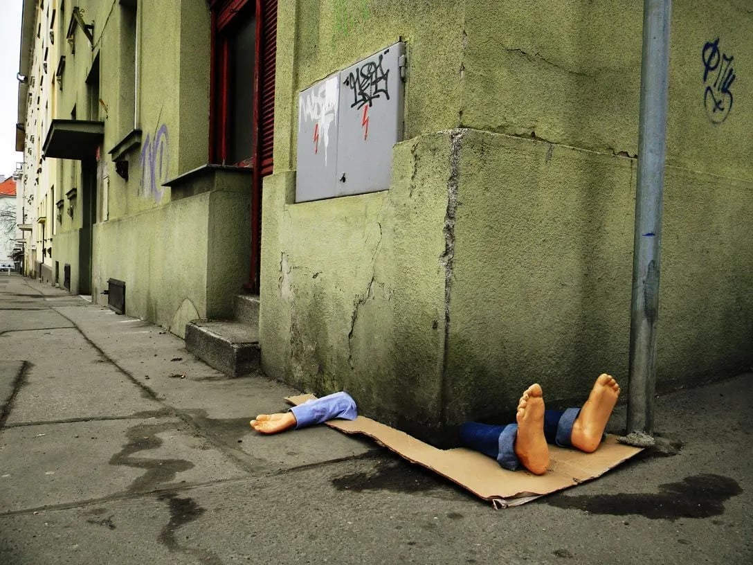 Em Praga, Fra.Biancoshock criou uma intervenção impactante que retrata um morador de rua sendo esmag