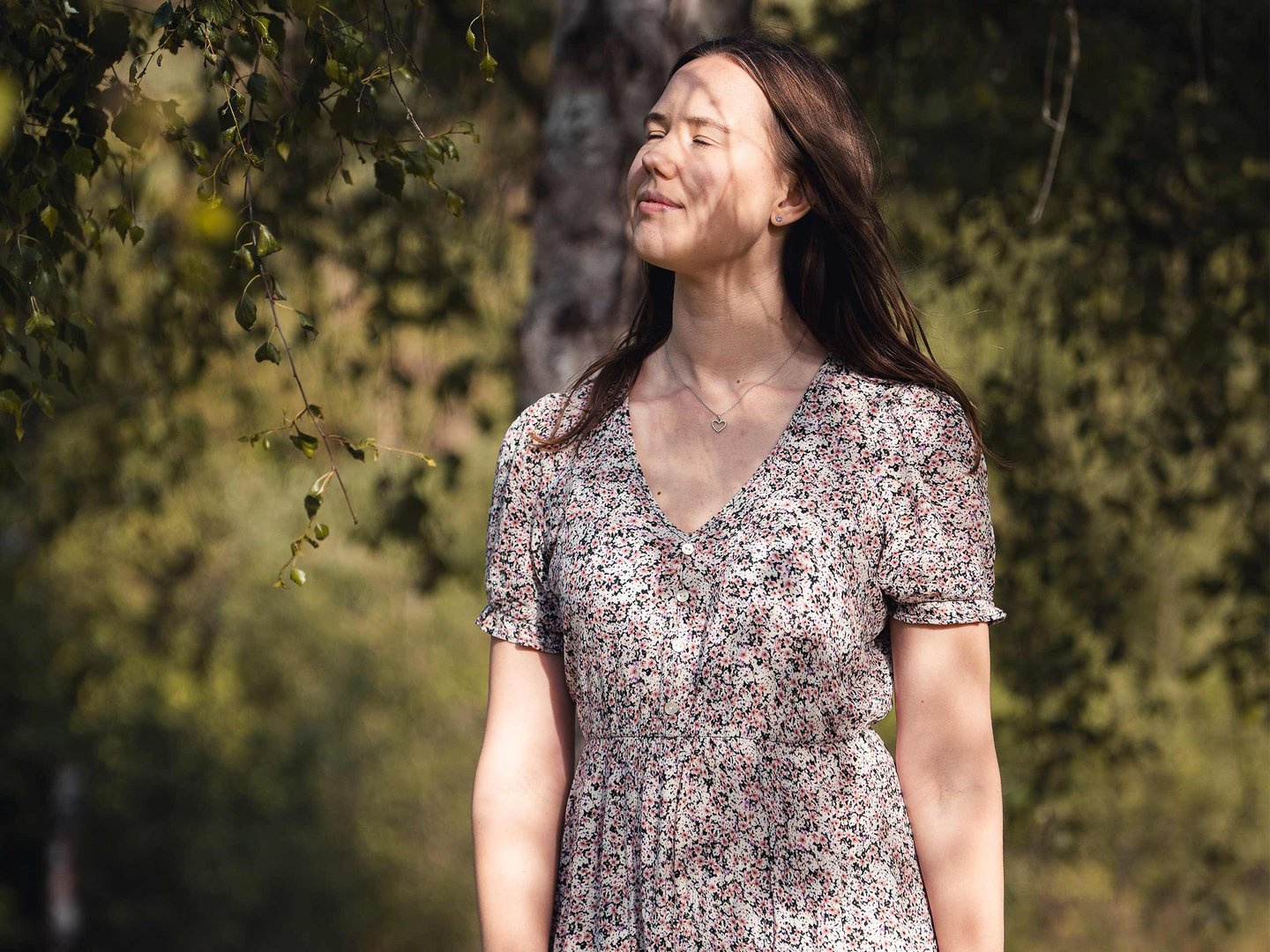 Pia von Personal Wishes genießt im Blumenkleid mit geschlossenen Augen die Musik. Foto: Joel Pingel.