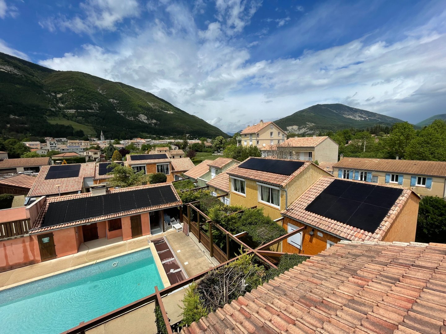 Installation de panneaux photovoltaïques réalisée par la société ALSUN ENERGY