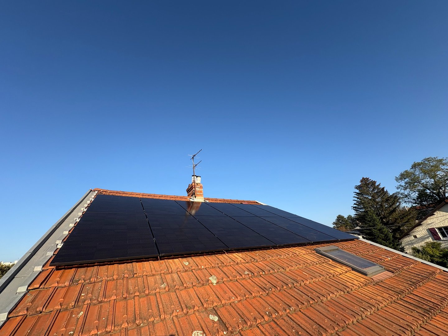 Installation de panneaux photovoltaïques réalisée par la société ALSUN ENERGY