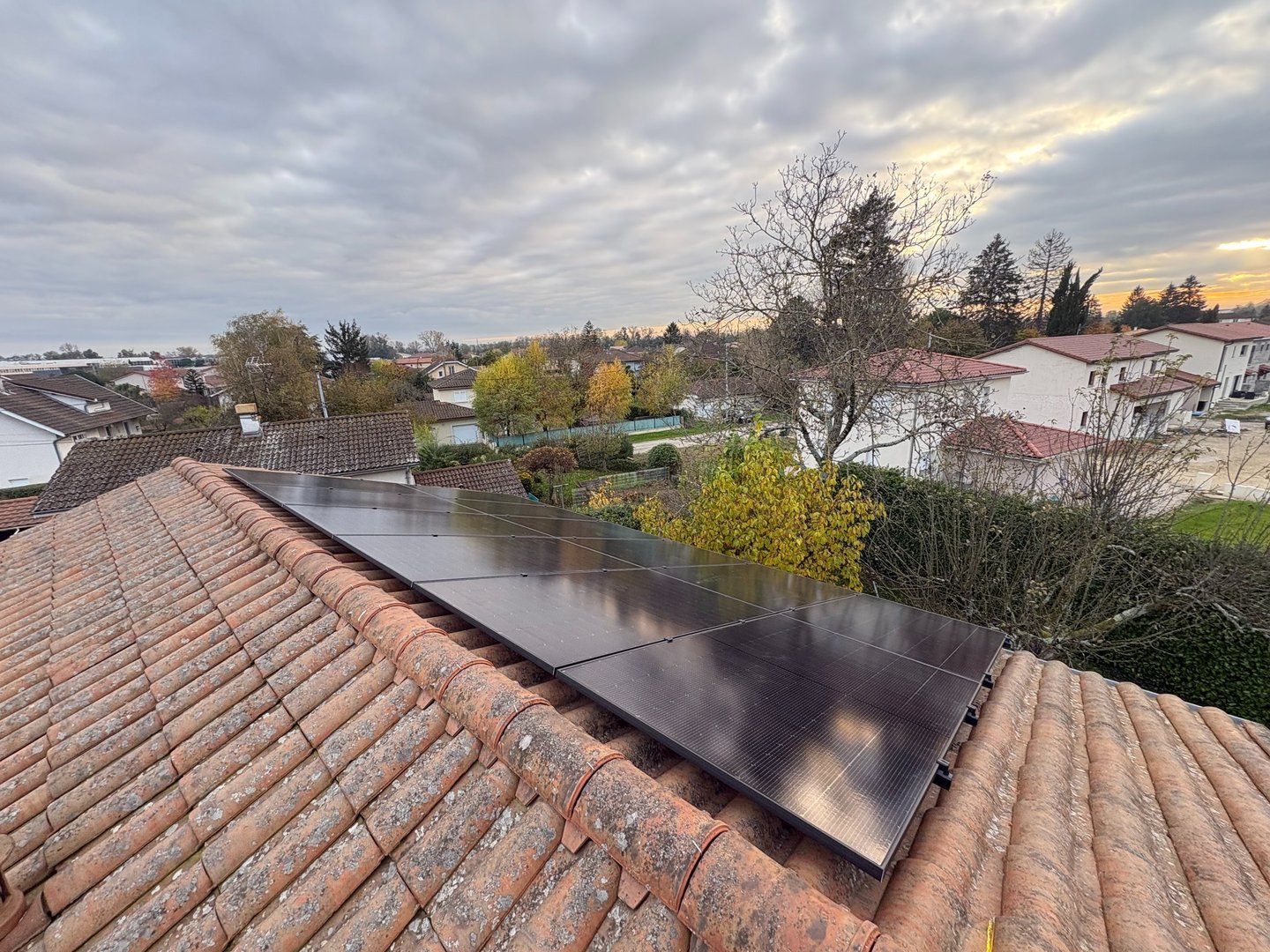 Installation de panneaux photovoltaïques réalisée par la société ALSUN ENERGY