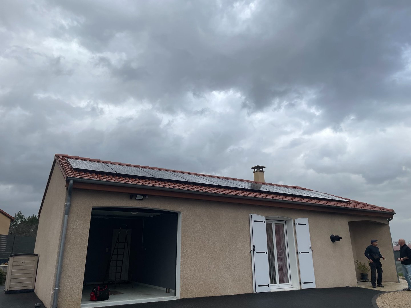 Installation de panneaux photovoltaïques réalisée par la société ALSUN ENERGY