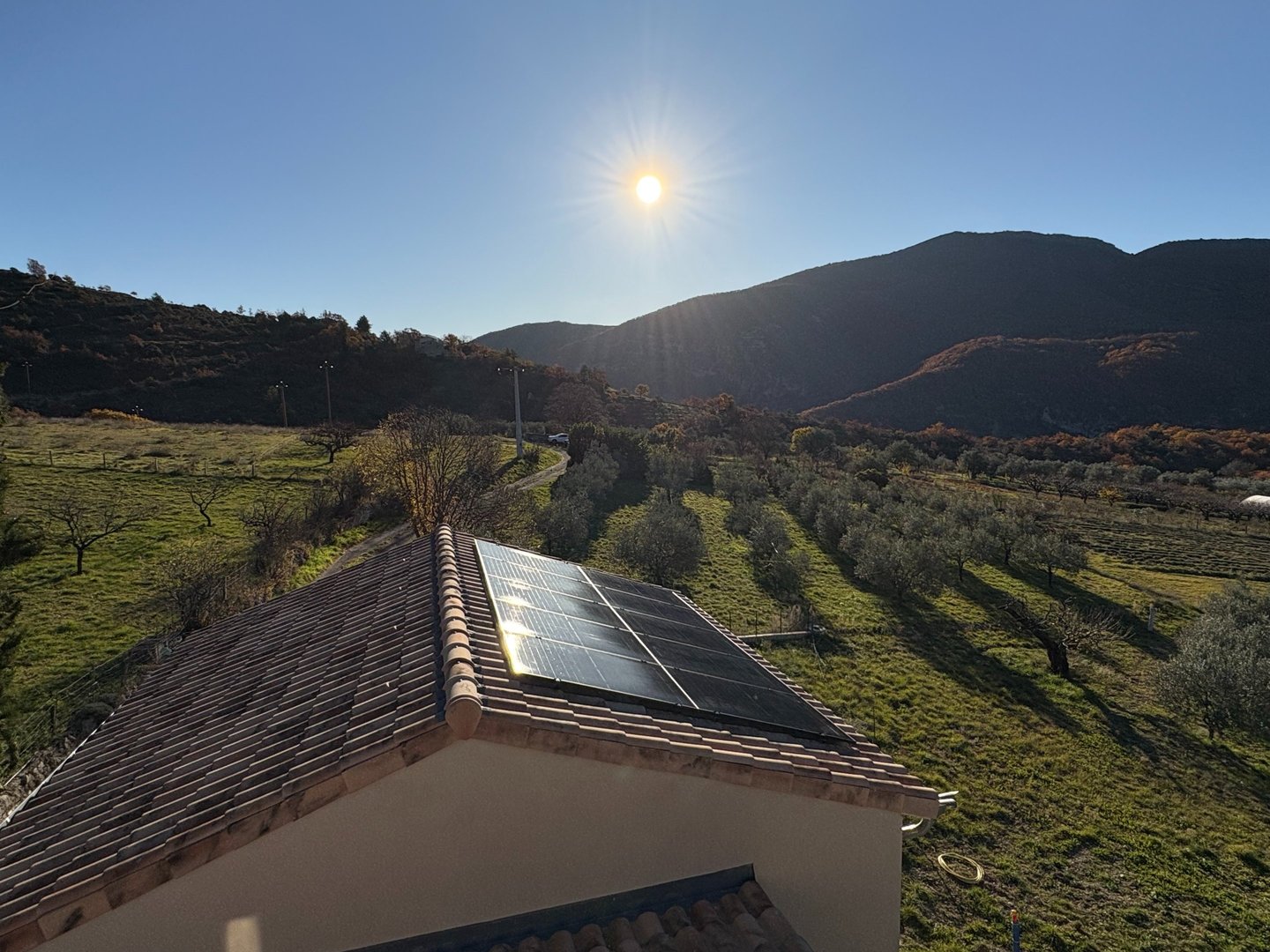 Installation de panneaux photovoltaïques réalisée par la société ALSUN ENERGY