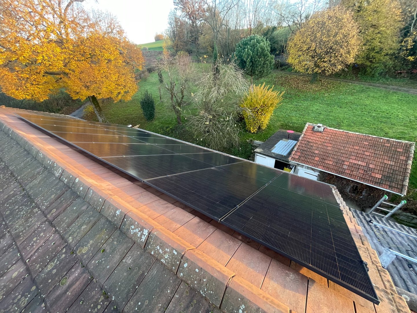 Installation de panneaux photovoltaïques réalisée par la société ALSUN ENERGY