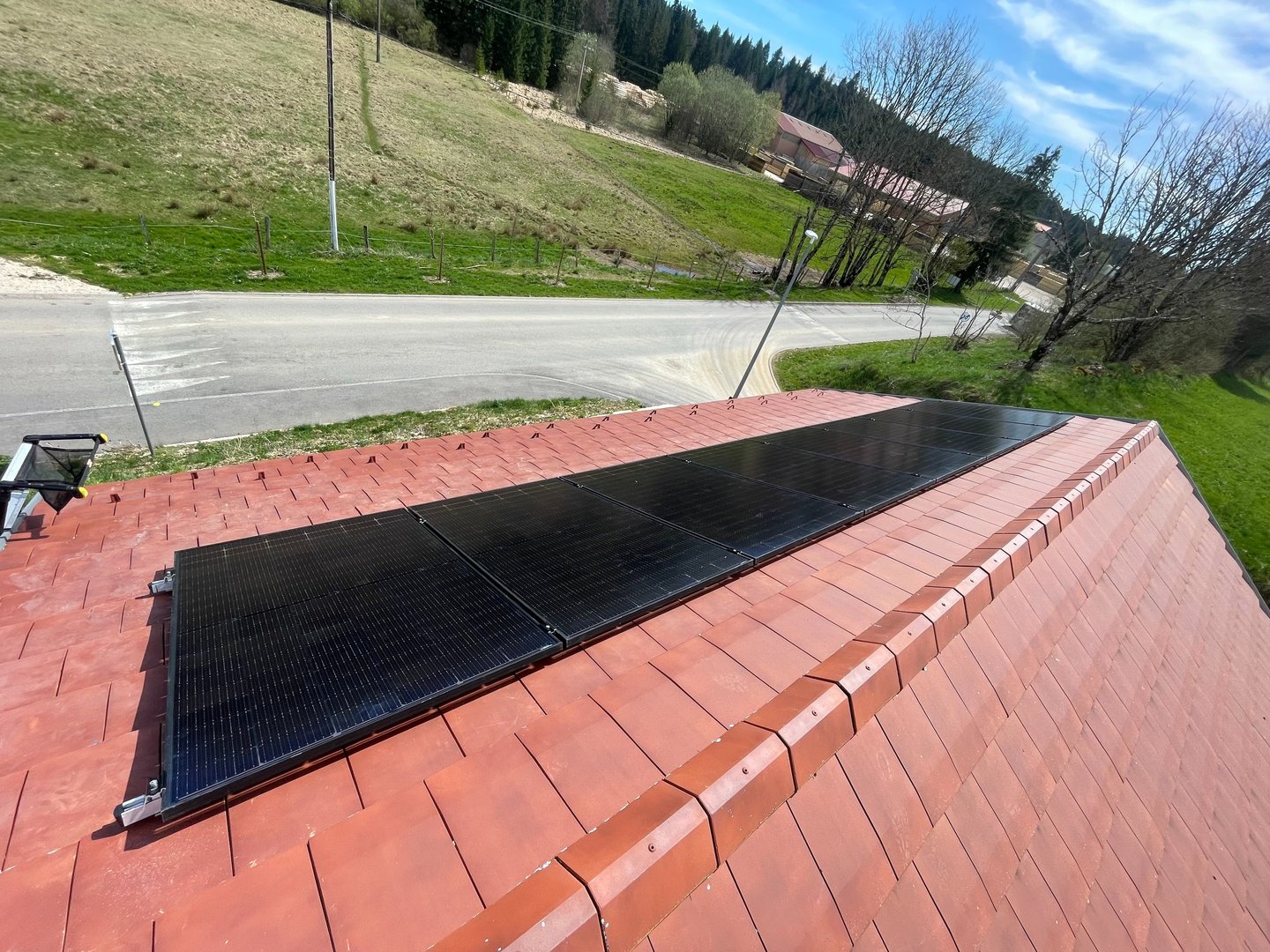 Installation de panneaux photovoltaïques réalisée par la société ALSUN ENERGY