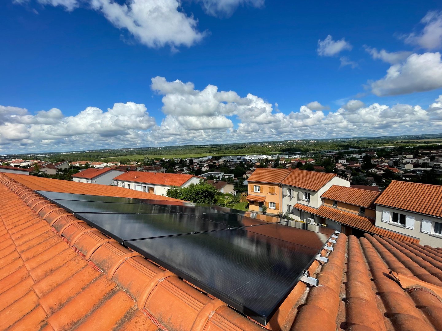 Installation de panneaux photovoltaïques réalisée par la société ALSUN ENERGY