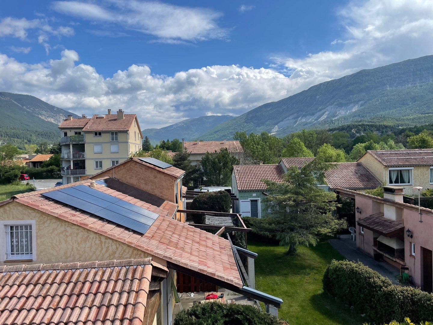 Installation de panneaux photovoltaïques réalisée par la société ALSUN ENERGY