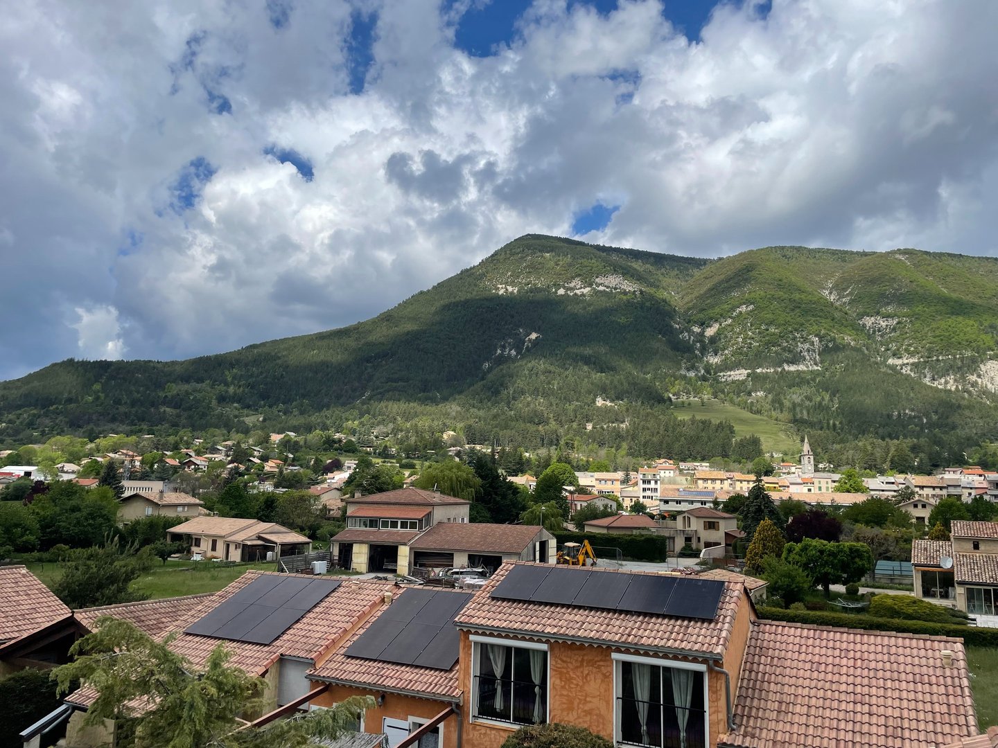 Installation de panneaux photovoltaïques réalisée par la société ALSUN ENERGY