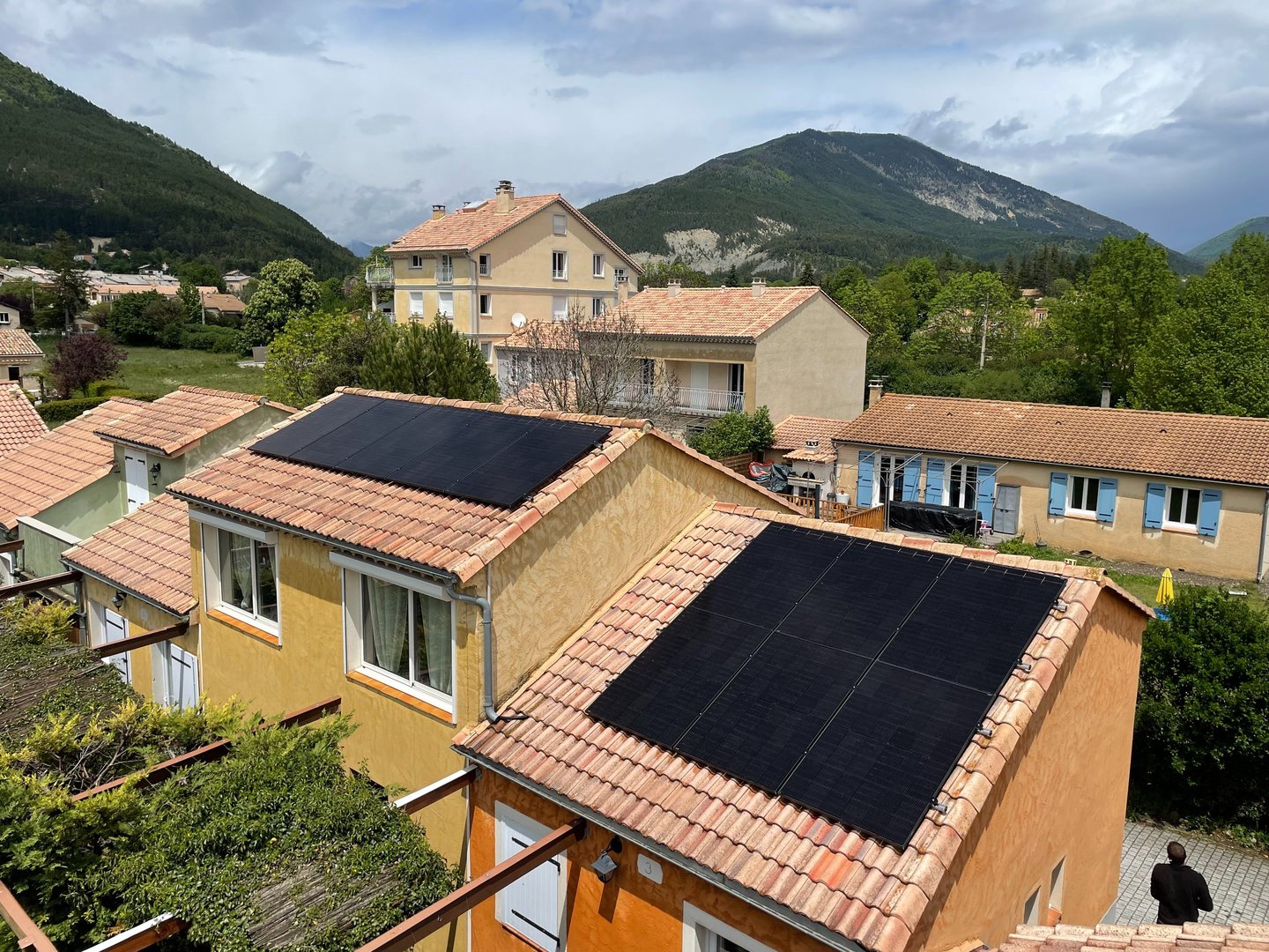 Installation de panneaux photovoltaïques réalisée par la société ALSUN ENERGY