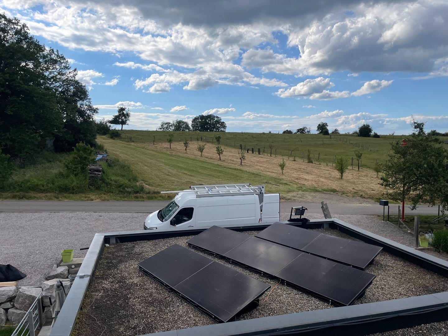 Installation de panneaux photovoltaïques réalisée par la société ALSUN ENERGY