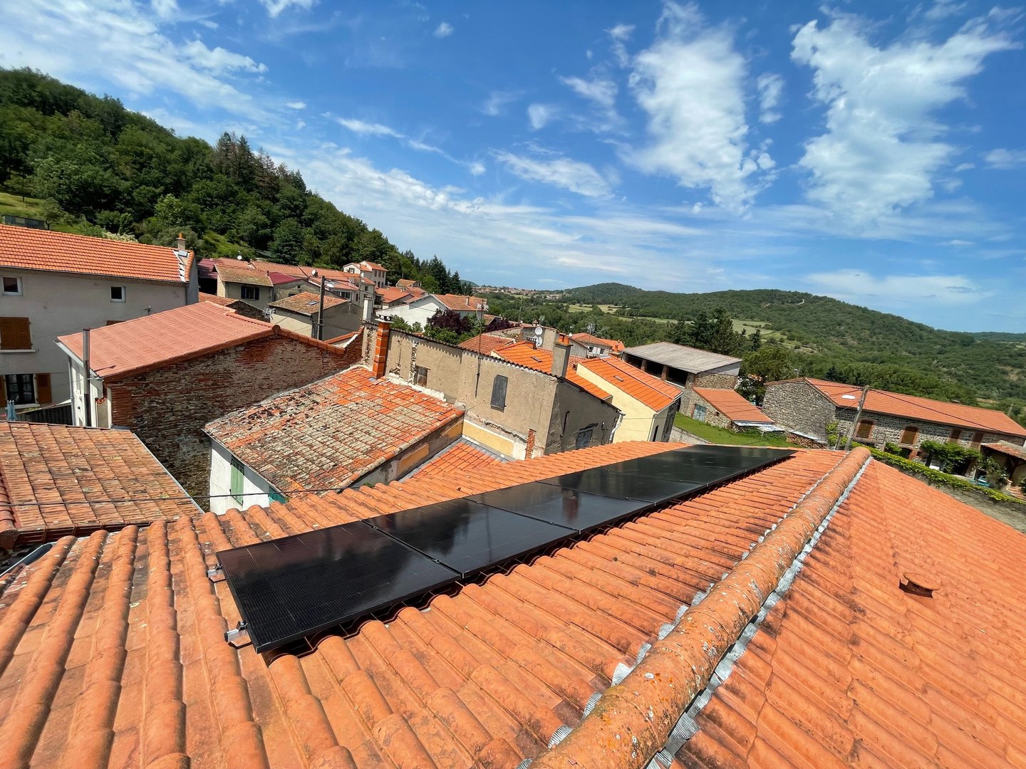 Installation de panneaux photovoltaïques réalisée par la société ALSUN ENERGY