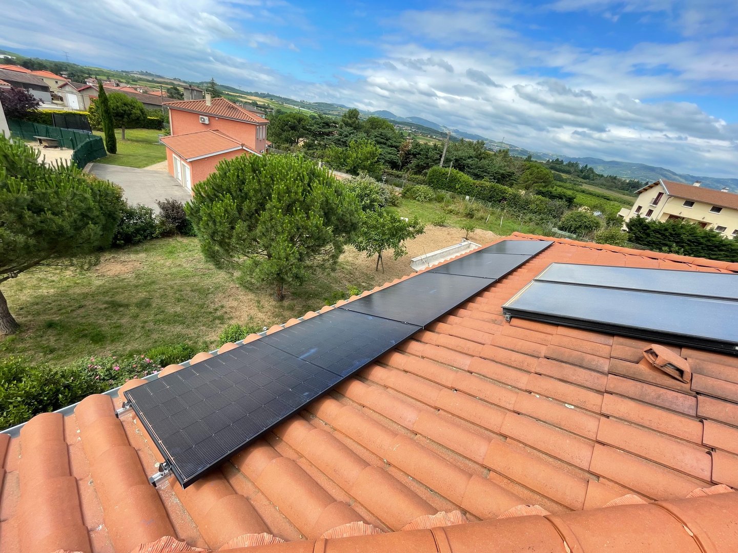 Installation de panneaux photovoltaïques réalisée par la société ALSUN ENERGY